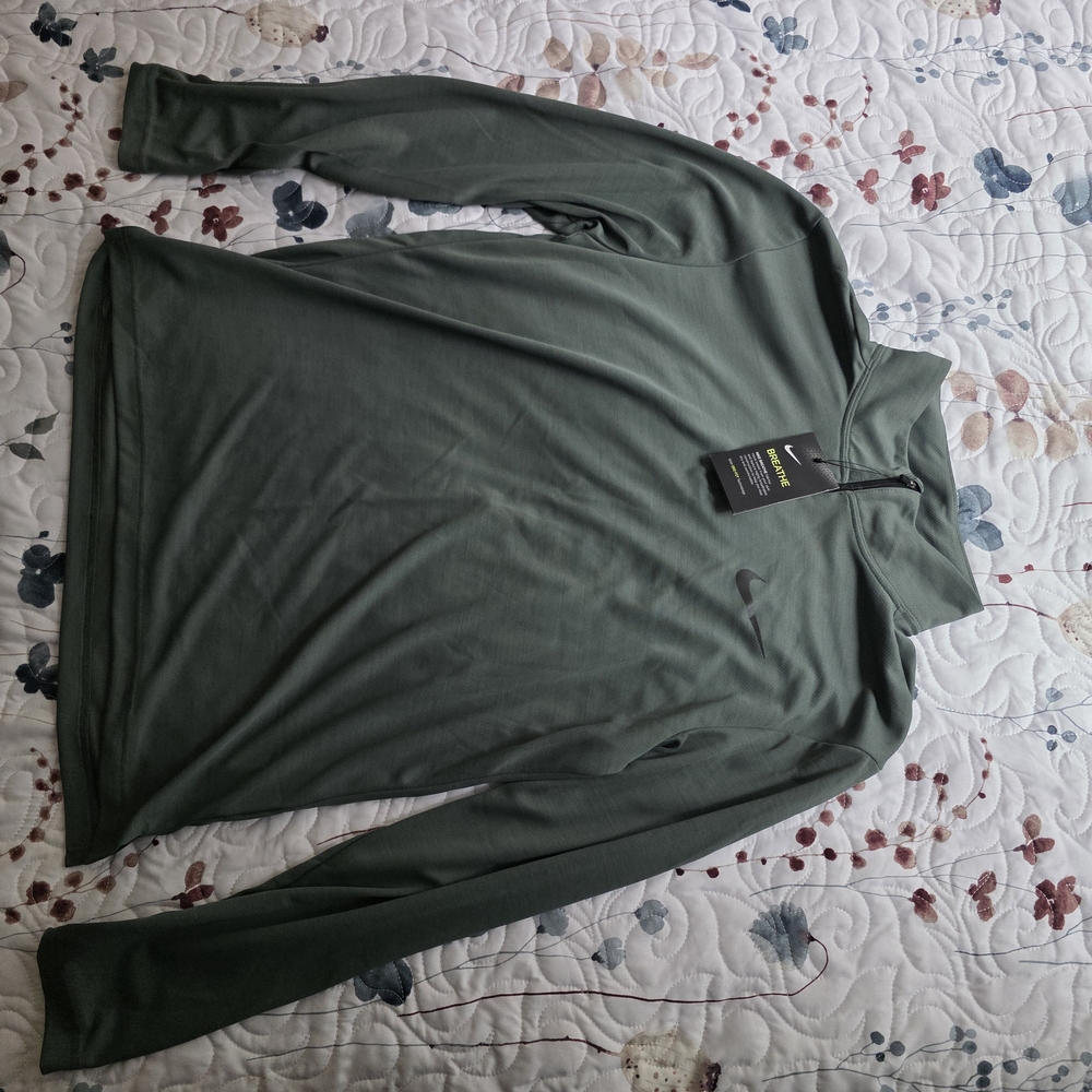 Nike Green Long Sleeve Tees for Casual Comfort